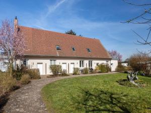 a large white house with a red roof at Reihenhaus mit WLAN in Buchholz am Müritzsee in Buchholz