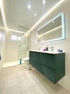 a bathroom with a green sink and a shower at Villa Princesa Sofia in Puerto del Carmen