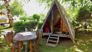Les Chalets du Lac Belcaire外面的花园