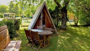 Les Chalets du Lac Belcaire外面的花园
