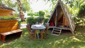 Les Chalets du Lac Belcaire外面的花园
