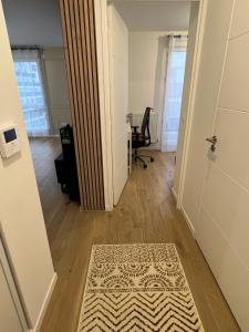 a hallway with a door and a rug on the floor at Beautiful 1 bedroom apartment in Paris 17 - Clichy in Clichy