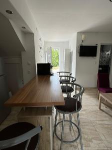 Televízia a/alebo spoločenská miestnosť v ubytovaní Studio Apartments MT