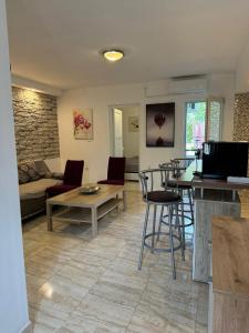 Televízia a/alebo spoločenská miestnosť v ubytovaní Studio Apartments MT + 37 fotografií