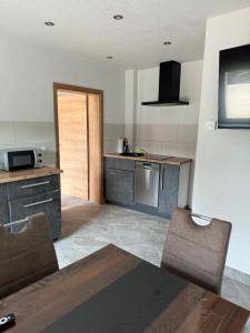 Kuchyň nebo kuchyňský kout v ubytování Ferienwohnung Zeitler