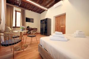 TV a/nebo společenská místnost v ubytování Golden Pantheon Rooms