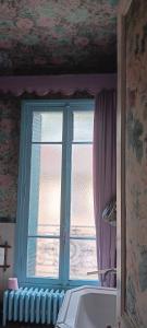 a bathroom with a window and a white sink at Maison BnB pour JO pas loin du centre de Paris in Asnières-sur-Seine