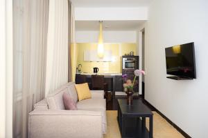 salon z kanapą i kuchnią w obiekcie MyPlace Premium Apartments w Wiedniu