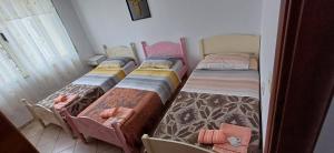 斯库台New apartment in the city center的房间里有四张床