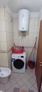New apartment in the city center的一间浴室