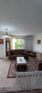 斯库台New apartment in the city center的带沙发和桌子的客厅