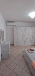New apartment in the city center客房内的一张或多张床位