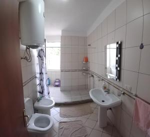 New apartment in the city center的一间浴室