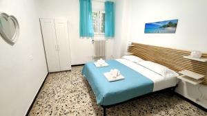 a bedroom with a bed with two towels on it at A due passi dal mare in Portovenere
