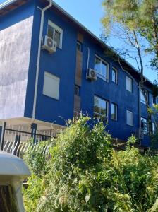 a blue building with speakers on the side of it at Apartamento Cantinho do Aconchego-Nova Petrópolis in Nova Petrópolis