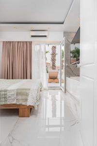 A bed or beds in a room at Hotel Aeollos