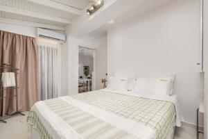 A bed or beds in a room at Hotel Aeollos