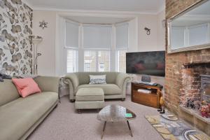 Χώρος καθιστικού στο Spacious Seaside eScape in the Heart of DEAL, 4 mins From the Beach