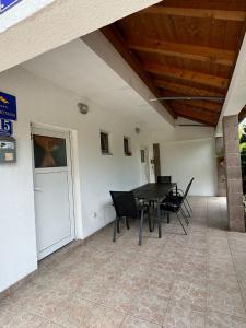 Patio alebo iná vonkajšia časť ubytovania Studio Apartments MT