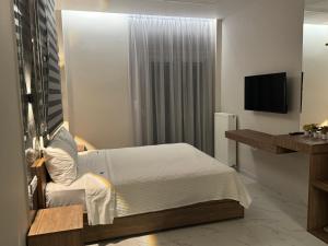 a hotel room with a bed and a television at Siel Residences in Perea +48 photos