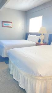 Postel nebo postele na pokoji v ubytování Ocean Shores Inn & Suites + 37 fotografií
