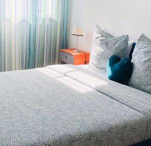 een bed met een blauw knuffeldier erop bij Modern Apartment Near Disneyland Paris in Serris