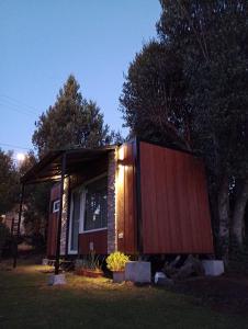 une petite maison avec une lumière au-dessus dans l'établissement Monoambiente, à San Carlos de Bariloche
