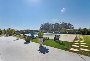 a patio with chairs and a swimming pool at Apartamento Lomi com Piscina in Apúlia