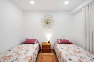 a bedroom with two beds and a mirror on the wall at Apartamento Lomi com Piscina in Apúlia +18 photos