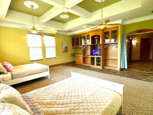 a living room with two beds and a kitchen at Stars Manor-Disney-Universal-Pool-22people in Kissimmee