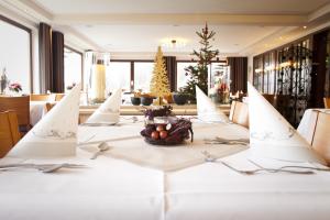 een eetkamer met een tafel met een kerstboom bij Wald Hotel Willingen in Willingen +53 foto's