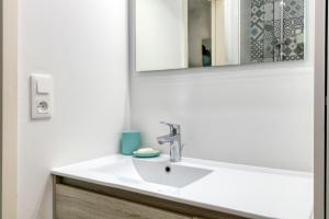 a bathroom with a sink and a mirror at Appartement Cosy face à la mer in Le Croisic