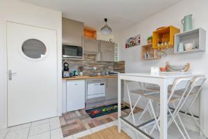 Køkken eller tekøkken på Appartement Cosy face à la mer + 23 billeder