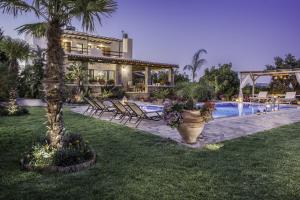 a house with a swimming pool and a resort at Villa Kalithea in Pemónia