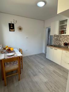 Kuchyň nebo kuchyňský kout v ubytování Apartman Laura