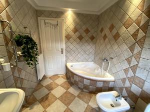 een badkamer met een bad, een toilet en een wastafel bij Cozy Maisonette Rebecca in Hanioti +10 foto's