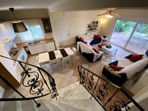 een woonkamer met een trap naar een woonkamer bij Cozy Maisonette Rebecca in Hanioti