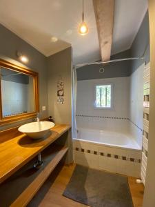 a bathroom with a sink and a bath tub at Villa avec piscine, location à la semaine in Montauroux +5 photos