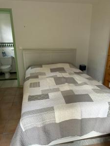 Gulta vai gultas numurā naktsmītnē Chambre dans dépendance avec SDB privée