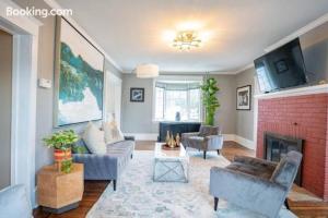 TV a/nebo společenská místnost v ubytování AC 6BR2BA Quiet Island House Near Casinos