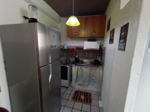 累西腓Lar Recife Olinda Praia 2, na Avenida Boa Viagem的配有不锈钢冰箱的厨房