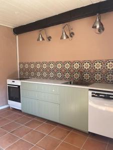 Kuchyň nebo kuchyňský kout v ubytování Charming rustic barn close to Tisvilde