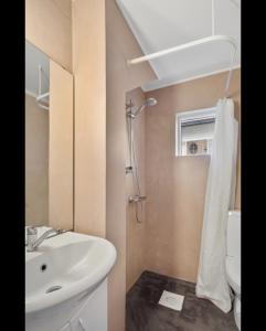 O baie la Centrally located apartment with 2 bedrooms and free parking