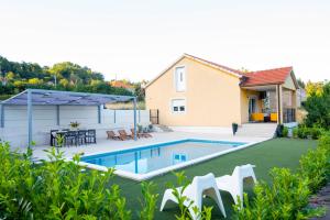 Πισίνα στο ή κοντά στο Holiday home Sika with heated pool near Split