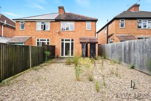 une cour devant une maison en briques dans l'établissement The Oakleigh - Fosse Park - Close to M1 and M69 - 3 Bed House, Contractors, Corporates, MonthlyStays, à Glen Parva