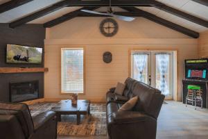 ein Wohnzimmer mit Ledermöbeln und Kamin in der Unterkunft Fabulous 4Bed 3 bath Cottage Pool Hot tub Games in Gatlinburg