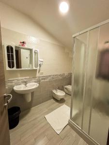 Ένα μπάνιο στο B&B "LE LUCI" CAMERA IN ATTICO SUPER VISTA interno 2 rose rosa