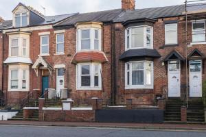 サンダーランドにある26 Riversdaleの白い扉のあるレンガ造りの家