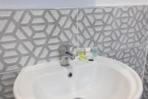 サンダーランドにある26 Riversdaleの白いバスルームシンク(歯ブラシ2本付) +17枚の写真