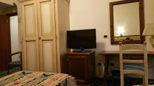 Televízia a/alebo spoločenská miestnosť v ubytovaní Hotel De Lanzi